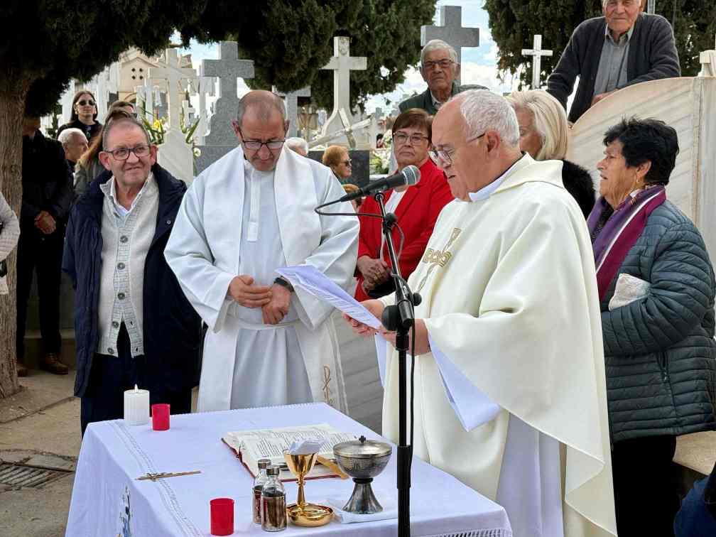 miles personas cementerio villacanas 6