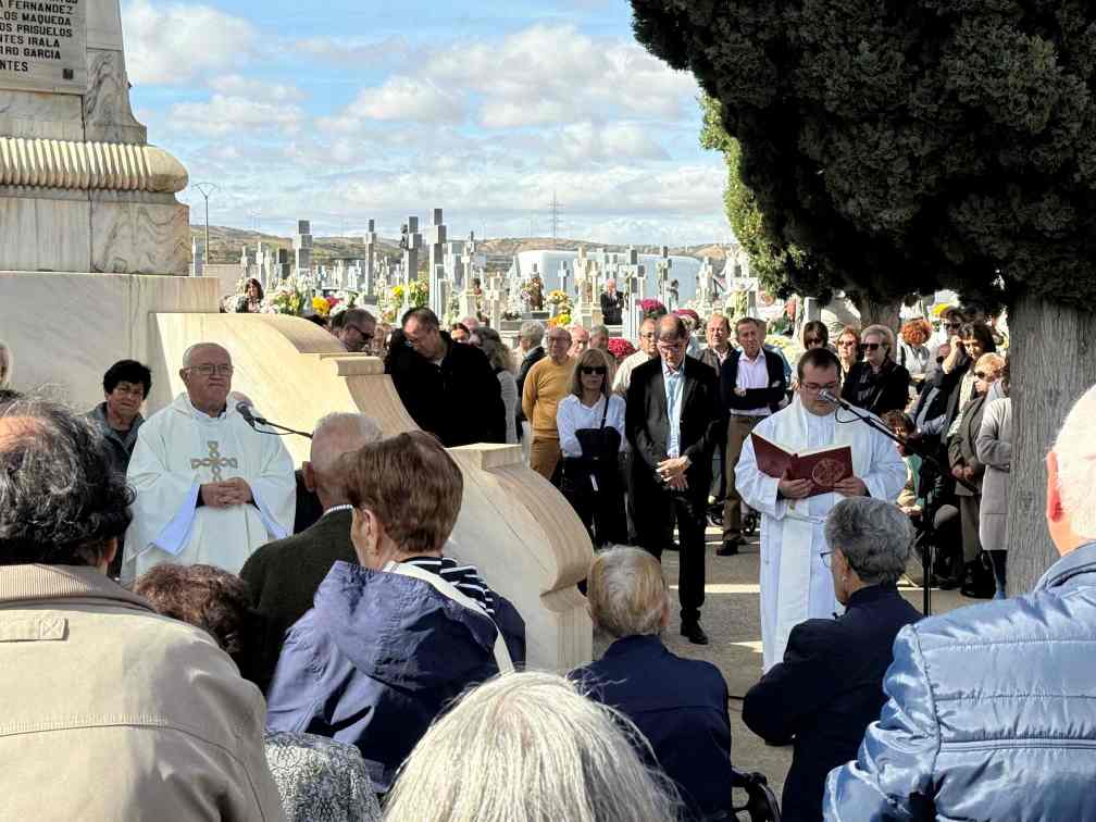 miles personas cementerio villacanas