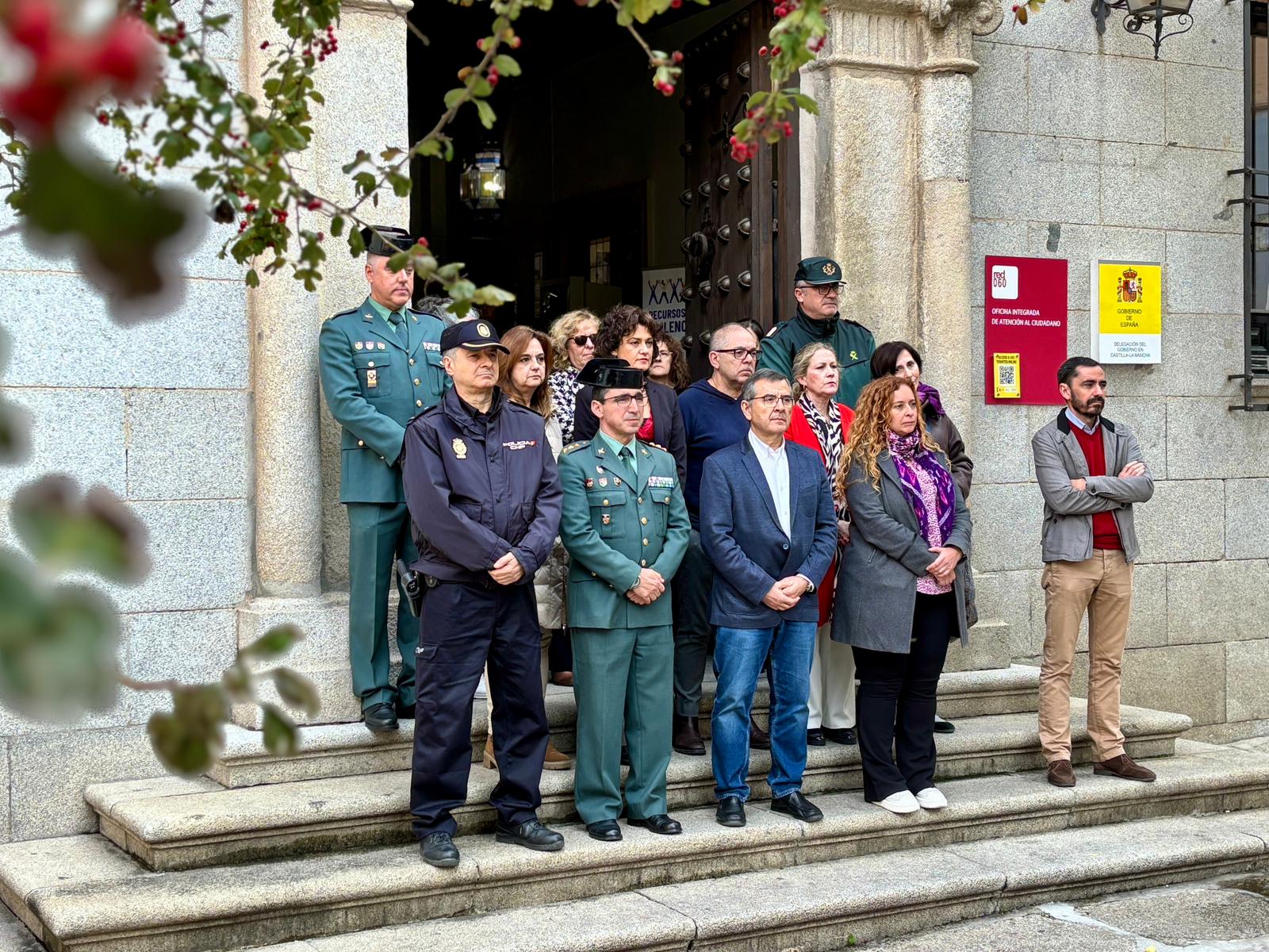 Minuto de silencio en la Delegación del Gobierno para condenar los últimos asesinatos machistas en Huelva y Alicante