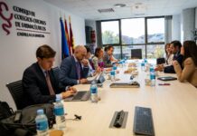 Núñez reconoce la función social, sanitaria y de prevención que realizan los profesionales farmacéuticos en Castilla-La Mancha