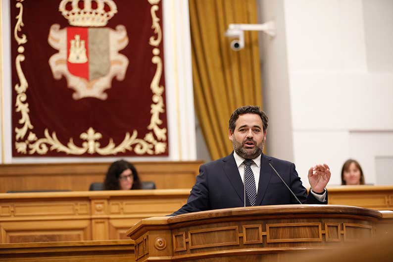 El presidente del Partido Popular de Castilla-La Mancha, Paco Núñez, ha reclamado la necesidad de “dejar a un lado los tacticismos partidistas y unir fuerzas en defensa de los agricultores y ganaderos de Castilla-La Mancha”. Así lo ha indicado Núñez durante su intervención en el pleno del Parlamento autonómico, donde ha instado al PSOE y a Vox a sumarse a la propuesta conjunta del PP de Castilla-La Mancha para la defensa de una PAC justa que garantice la renta y el futuro del campo castellanomanchego. El presidente regional del PP ha recordado que ya propuso en varias ocasiones una mesa de trabajo conjunta sobre la PAC, que fue rechazada. “Hoy volvemos a tender la mano para que Castilla-La Mancha tenga una posición unida ante Europa y no pierda ni un solo euro en la negociación de la nueva PAC”, ha dicho. Núñez ha defendido que el Partido Popular siempre ha contado con el sector agrario a la hora de elaborar sus propuestas y, fruto de ese trabajo conjunto, ha remitido un documento consensuado al comisario europeo de Agricultura, en el que se rechaza el recorte planteado a la PAC y la desaparición del segundo pilar de desarrollo rural. “No podemos permitir un modelo que ponga en riesgo la modernización de explotaciones, los regadíos, las ayudas a jóvenes agricultores o la prevención de incendios, ya que Castilla-La Mancha sería una de las regiones más perjudicadas y no vamos a quedarnos de brazos cruzados”, ha incidido. Núñez ha criticado la pasividad del Gobierno de Emiliano García-Page, señalando que el líder del PSOE regional “lleva toda su vida política buscando a quién echar la culpa y ha demostrado que le da igual la renta agraria o los problemas del campo”. “Page pasa de todo”. En este sentido, ha recordado que fue el único diputado castellanomanchego que defendió el agua para la región en el Congreso de los Diputados durante el debate del Estatuto de Autonomía, mientras “Page y los suyos guardaban silencio”. Finalmente, Núñez ha advertido que el PP-CLM no apoyará el nuevo marco de flexibilidad que se negocia en Europa, al considerar que “no garantiza la financiación suficiente ni protege los intereses del campo castellanomanchego”. “El futuro del campo hay que decidirlo contando con el campo”, ha destacado, al tiempo que ha aseverado que el PP quiere “una PAC que dé estabilidad, relevo generacional y cohesión territorial, que llegue directamente desde Europa al agricultor porque sin agricultores no hay futuro y sin campo no hay vida”.