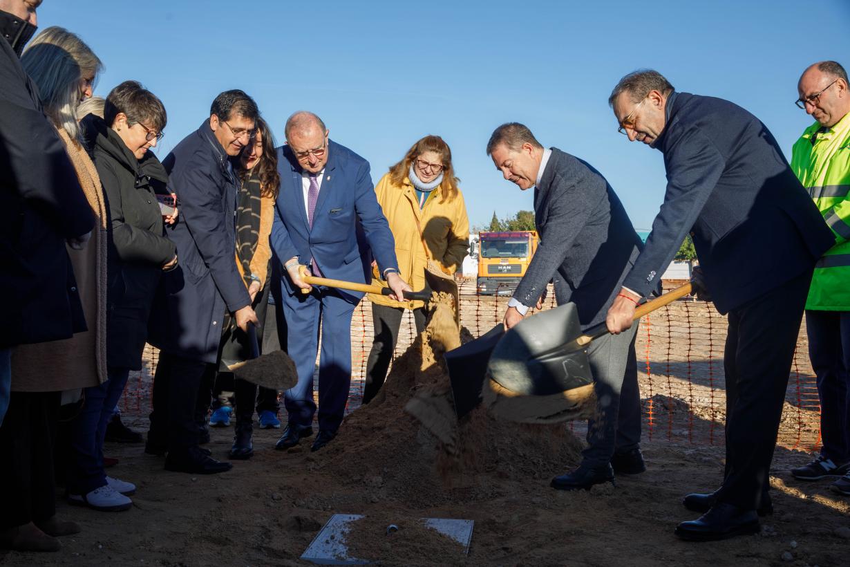 Emiliano García-Page, ha colocado la primera piedra del que será el nuevo Centro de Salud de Carrión de Calatrava