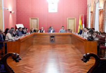 El pleno municipal insta al Ministerio de Igualdad a restablecer la financiación del Plan Corresponsables, mientras el PSOE defiende la consolidación del plan