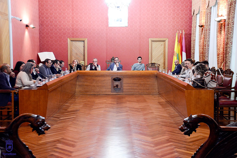 El pleno municipal insta al Ministerio de Igualdad a restablecer la financiación del Plan Corresponsables, mientras el PSOE defiende la consolidación del plan