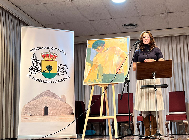 Elena Mahoney con su obra 