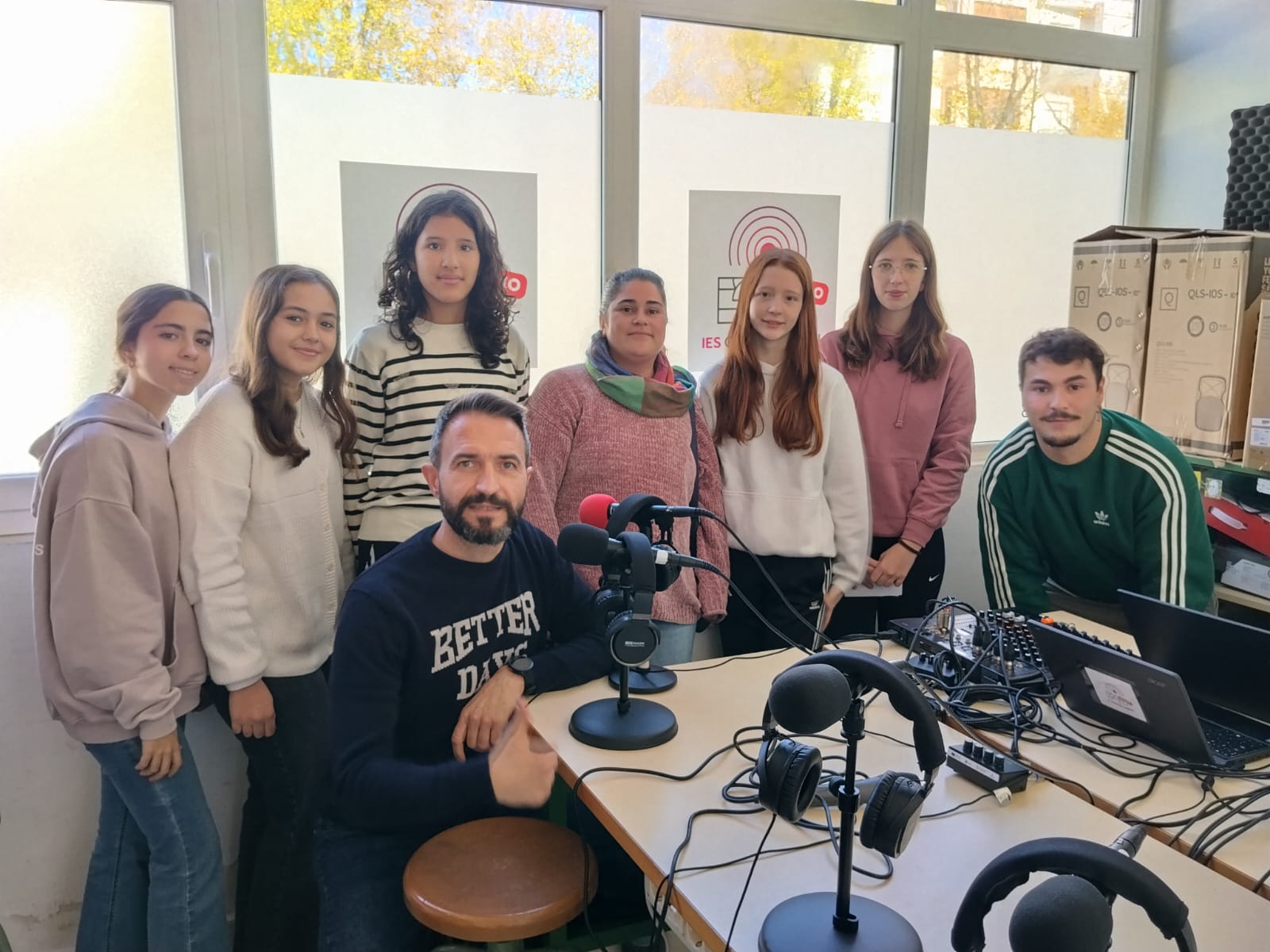 Alumnas del IES Fco. García Pavón abordan el origen del Día Internacional contra la Violencia Machista en un programa especial
