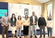 La organización de la 10k entrega simbolicamente los más de 1.200 euros recaudados a Fundación Kirira y TEAcompaño CLM