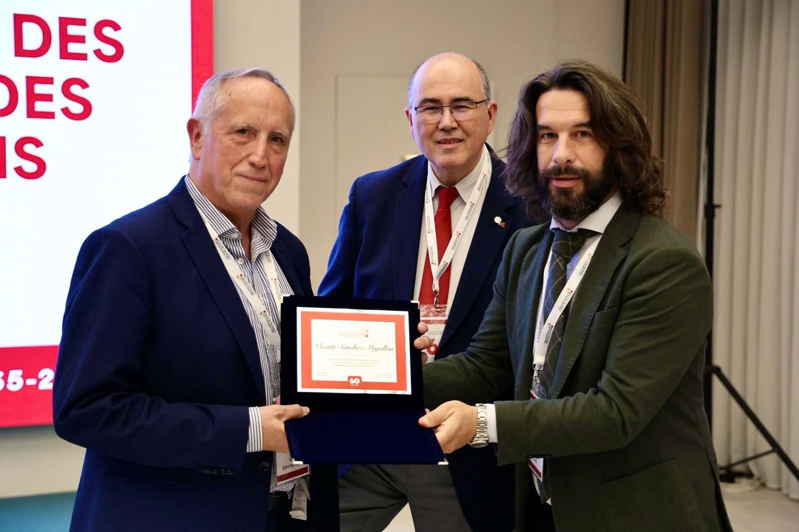 La Unión Internacional de Enólogos reconoce en Milán la trayectoria de un manchego comprometido