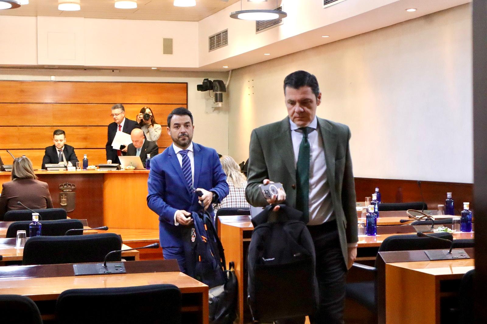 El portavoz del Grupo Parlamentario, Iván Sánchez, y el diputado Luis Blázquez han abandonado la Comisión de Presupuestos del Ente Público de Radio y Televisión tras escuchar la intervención de su presidenta y protestar por la falta de pluralidad, la impunidad en la difusión de bulos y la tolerancia hacia insultos y desinformaciones contra VOX. El portavoz ha recordado que VOX ha denunciado de manera reiterada que CMMedia permite que sus tertulianos y presentadores difundan información falsa sobre VOX sin rectificación. Asimismo, ha denunciado la falta de neutralidad de los conductores de los programas en los que se hacen valoraciones ideológicas impropias de un medio público. El Grupo parlamentario ha señalado la ausencia de pluralidad en la composición de las tertulias y ha recordado que la manipulación informativa no es un hecho aislado contra VOX en este medio, sino que se ha convertido en una constante que incluye la cancelación de información, la tergiversación y la descontextualización, las constantes agresiones verbales e insultos, la falta de equilibrio informativo, así como de pluralidad y objetividad. Por todo ello, los dos diputados de VOX CLM han abandonado la sala: “No vamos a blanquear unos presupuestos que financian tertulias donde se manipula, se desinforma y se ofende”. “137.765 castellanomanchegos que votaron a VOX son insultados un día sí y otro también”, ha señalado el portavoz, recordando que un tertuliano habitual se refirió a los votantes de VOX como “esa gente con la que es complicado por la vía de la diplomacia”. VOX reitera su compromiso con la defensa de una radiotelevisión pública plural, rigurosa y respetuosa con todos los españoles, y seguirá denunciando cada vulneración de la neutralidad que debe caracterizar a un medio financiado por todos los castellanomanchegos.