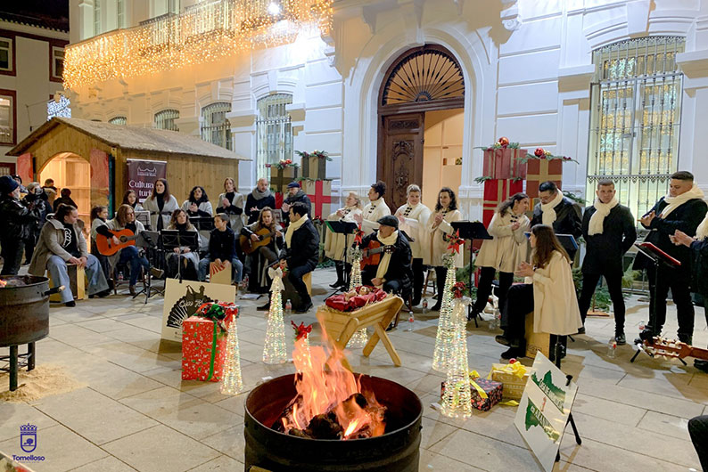La Plaza de España se llenó de sabor navideño con aires flamencos con la III Zambomba de Villancicos