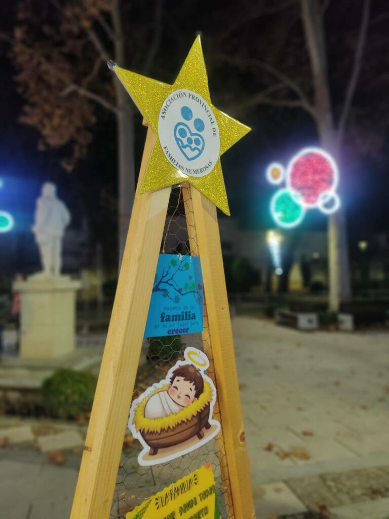 Papá Noel aterriza hoy en Tomelloso: la Asociación de Familias Numerosas convierte la Plaza de España en el gran punto de encuentro navideño 8 arbolnavidadfamiliasnumerosas tomelloso 2