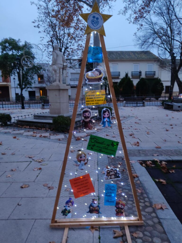 Papá Noel aterriza hoy en Tomelloso: la Asociación de Familias Numerosas convierte la Plaza de España en el gran punto de encuentro navideño 7 arbolnavidadfamiliasnumerosas tomelloso 3