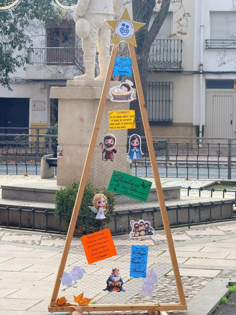 Papá Noel aterriza hoy en Tomelloso: la Asociación de Familias Numerosas convierte la Plaza de España en el gran punto de encuentro navideño 9 arbolnavidadfamiliasnumerosas tomelloso