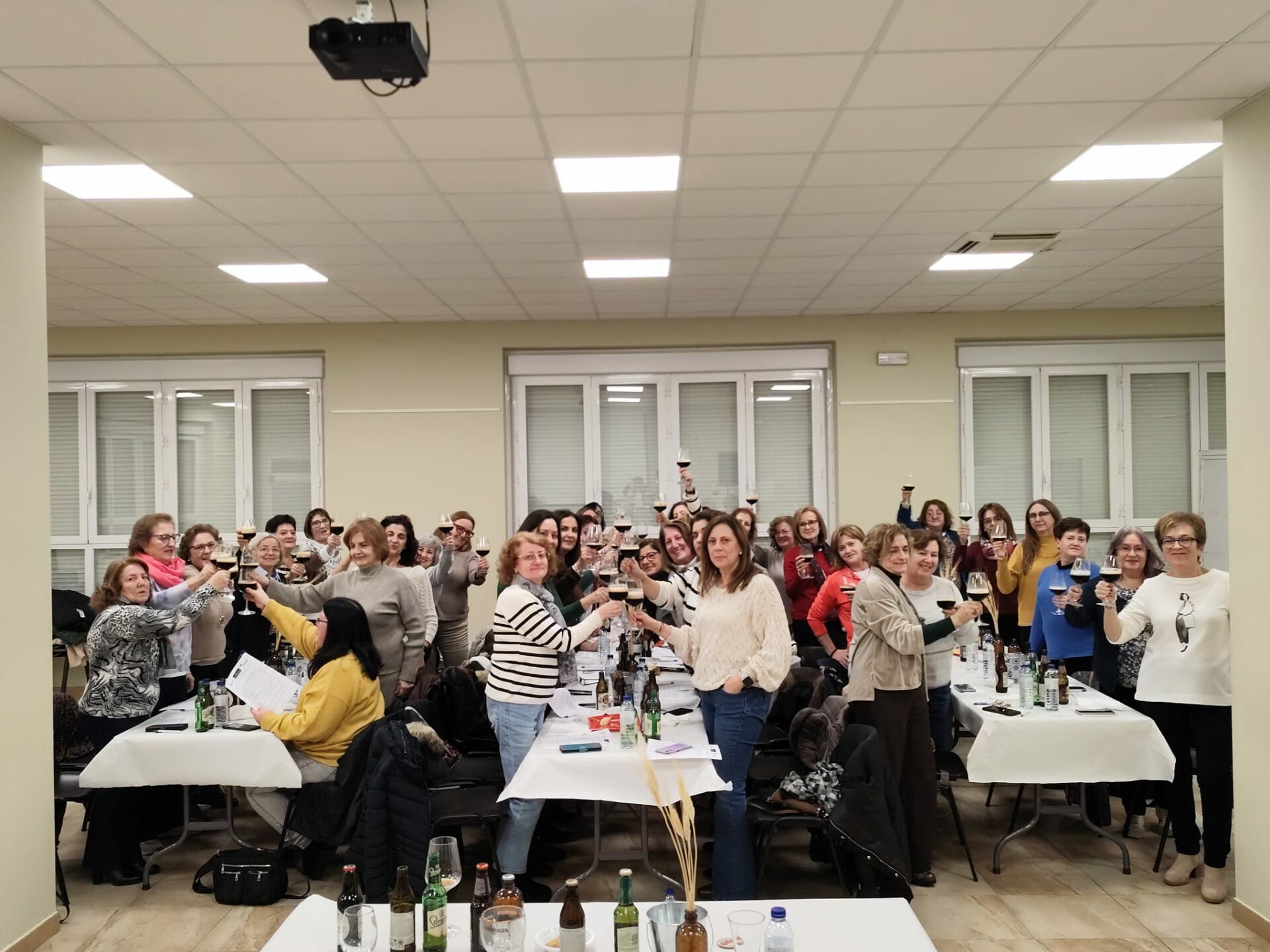 Medio centenar de mujeres se reúnen en una cata de cerveza artesanal en Membrilla para fomentar el consumo local y sostenible