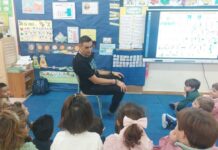 El fisioterapeuta José María Belló acerca el deporte y el cuidado de la espalda a alumnos de 5 años del CEIP Carmelo Cortés