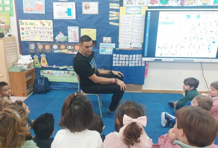 El fisioterapeuta José María Belló acerca el deporte y el cuidado de la espalda a alumnos de 5 años del CEIP Carmelo Cortés