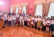 Una representación de la comunidad rumana en Tomelloso visita el Ayuntamiento para felicitar la Navidad con sus villancicos