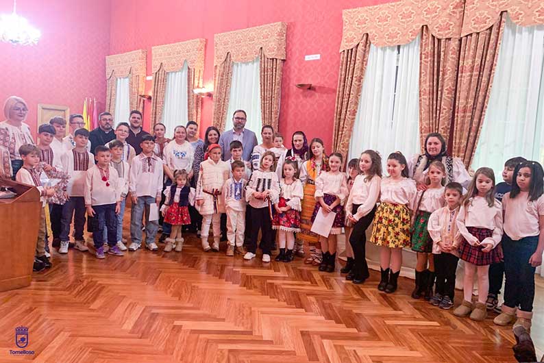 Una representación de la comunidad rumana en Tomelloso visita el Ayuntamiento para felicitar la Navidad con sus villancicos