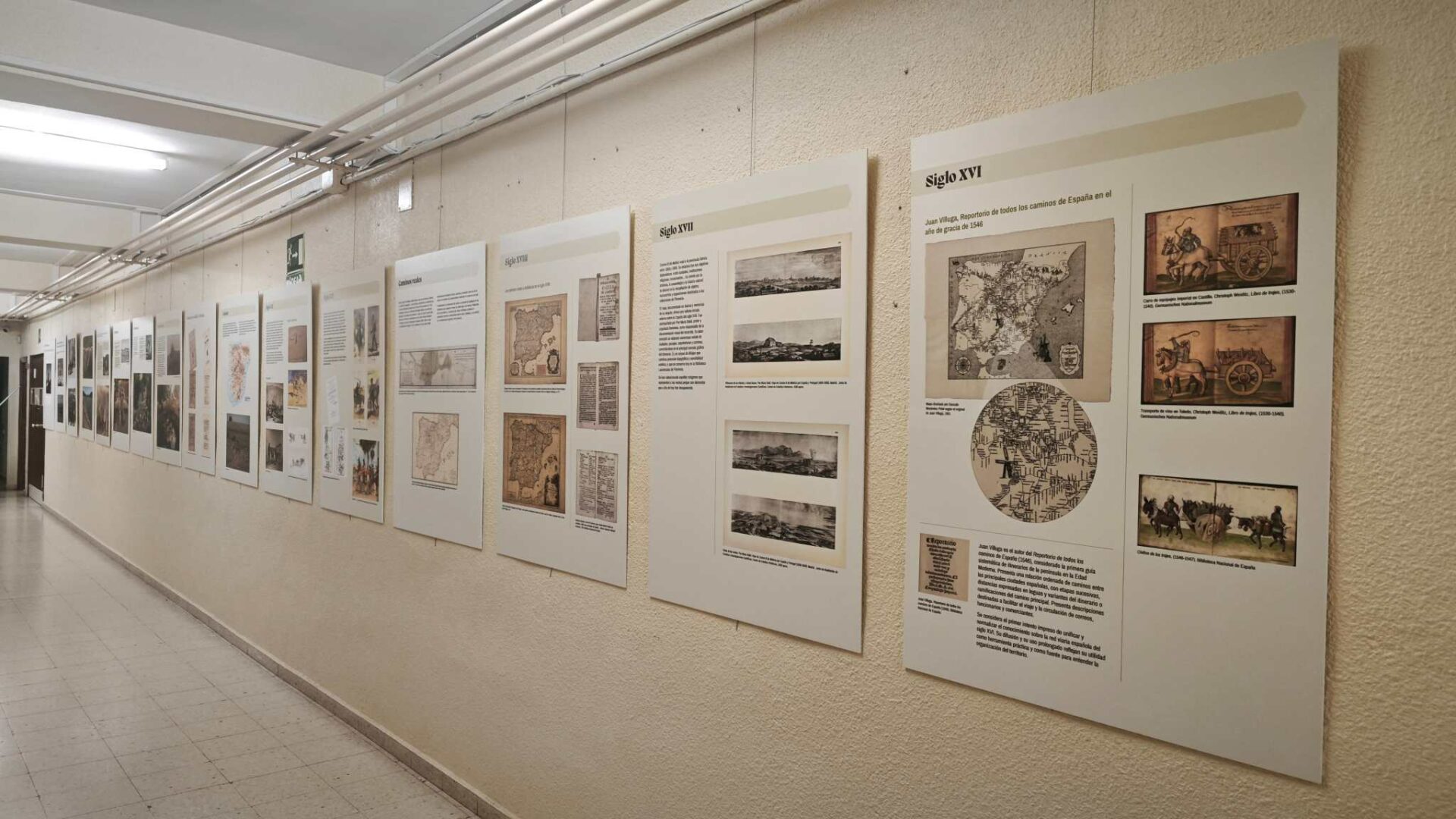 El IES Eladio Cabañero acoge la inauguración de la exposición “Conocer Castilla-La Mancha a través de los viejos caminos”