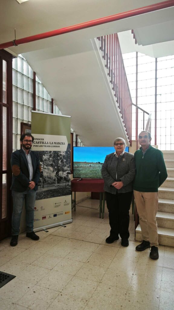 El IES Eladio Cabañero acoge la inauguración de la exposición “Conocer Castilla-La Mancha a través de los viejos caminos” 2 conocer clm a traves de sus caminos 3