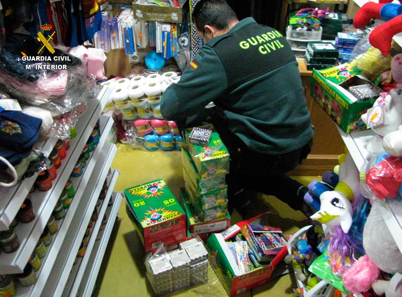 La Guardia Civil intensifica el control y las inspecciones de venta de pirotecnia durante la campaña navideña