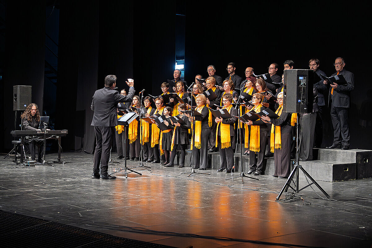 La música y la solidaridad llenan el Encuentro de Corales Villa del Alba