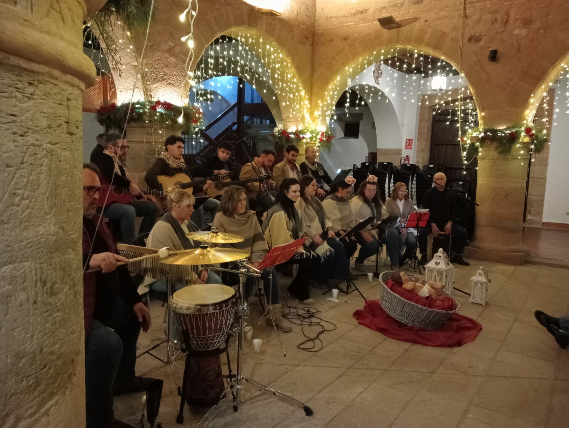 El coro rociero Santo Cristo de Valdepeñas emociona en Villanueva de los Infantes con su zambombá rociera