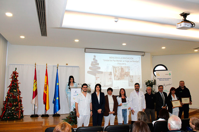 La creatividad y el trabajo en equipo llenan de Navidad la Gerencia de Atención Integrada de Alcázar de San Juan, con el II Concurso de decoración Navideña