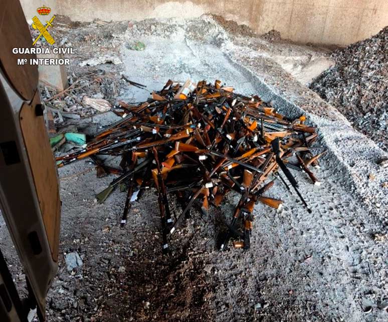 La Guardia Civil procede a la destrucción de un total de 800 armas entre fuego y armas blancas