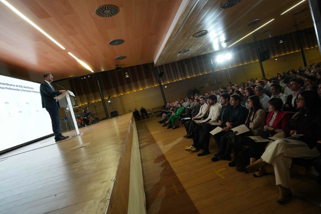 entrega de los premios extraordinarios de eso bachillerato enseanzas artsticas profesionales y formacin profesional 54960831287 o
