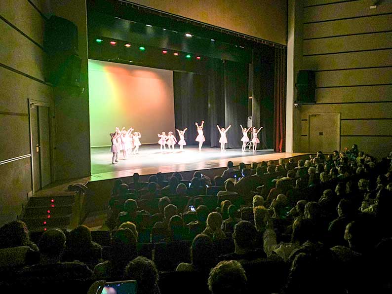 El Festival Navideño contra el Cáncer celebra con éxito su tercera edición, en el Teatro Municipal