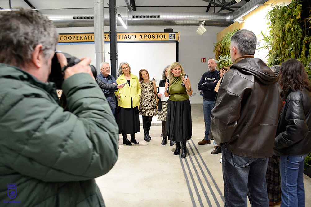 La exposición del colectivo “El Galgo Blanco” ya luce en el Mercado de Abastos de Tomelloso
