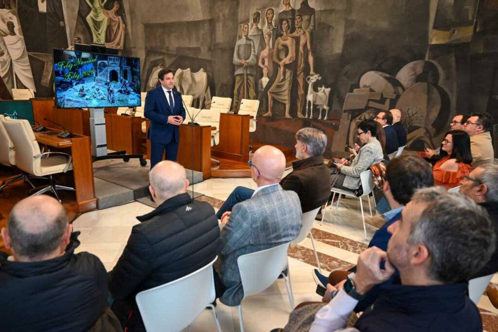 Valverde pide a los medios de comunicación mirar más allá de la capital y extender toda la cobertura mediática a todos los rincones de la provincia 3 gdipuytacion reunion medios de comunicacion 2