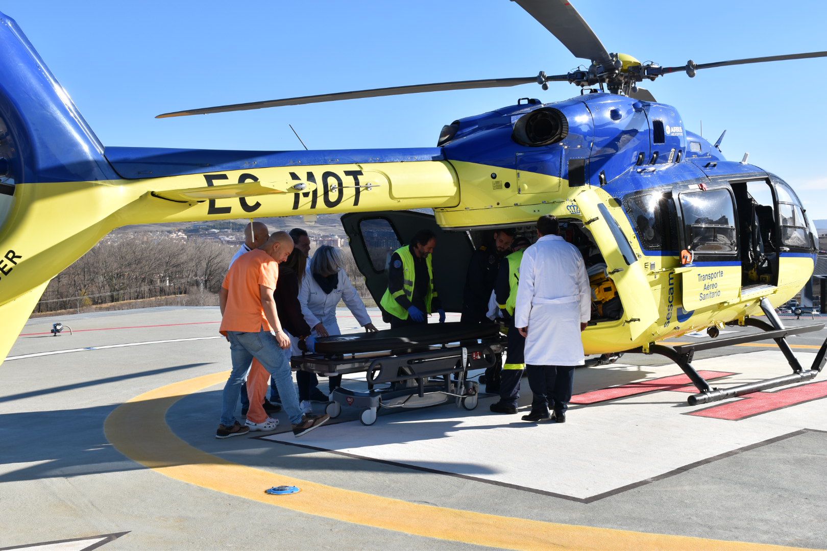 El helicóptero de transporte sanitario del SESCAM aterriza en el helipuerto del Hospital Universitario de Cuenca en un simulacro de emergencia