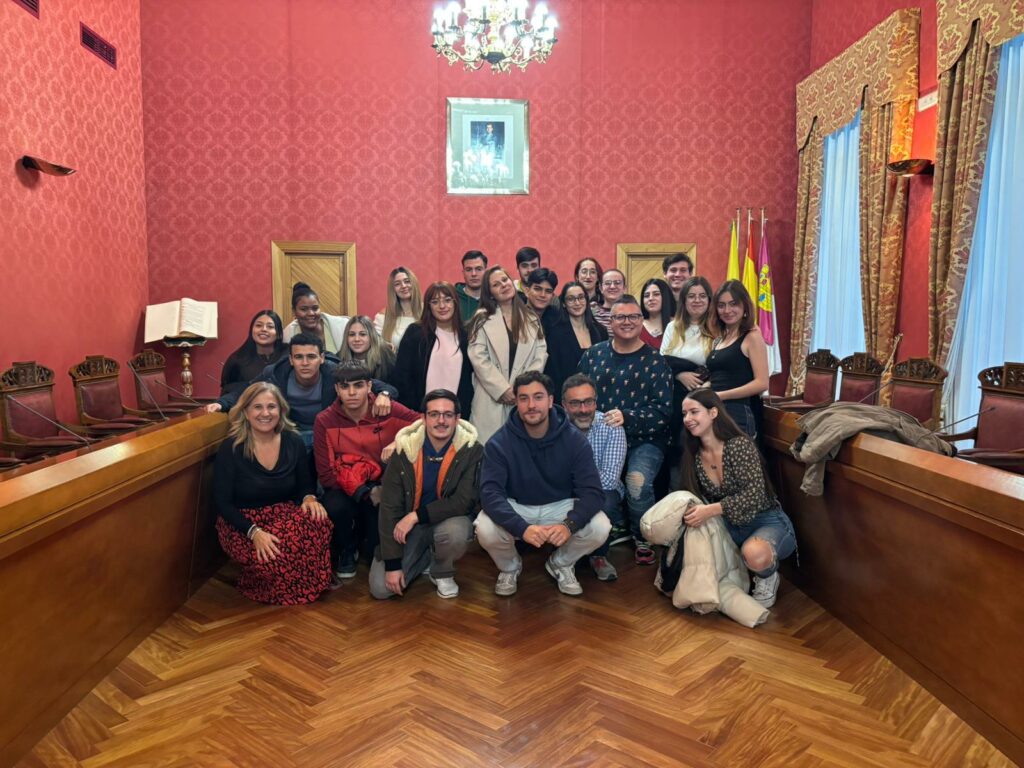 El IES Francisco García Pavón de Tomelloso lleva su Ciclo de Comercio Internacional al corazón del Ayuntamiento 1 El IES Francisco García Pavón de Tomelloso lleva su Ciclo de Comercio Internacional al corazón del Ayuntamiento