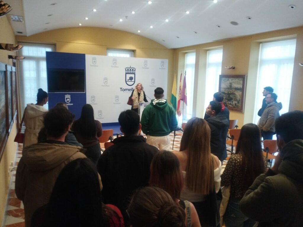 El IES Francisco García Pavón de Tomelloso lleva su Ciclo de Comercio Internacional al corazón del Ayuntamiento 2 El IES Francisco García Pavón de Tomelloso lleva su Ciclo de Comercio Internacional al corazón del Ayuntamiento