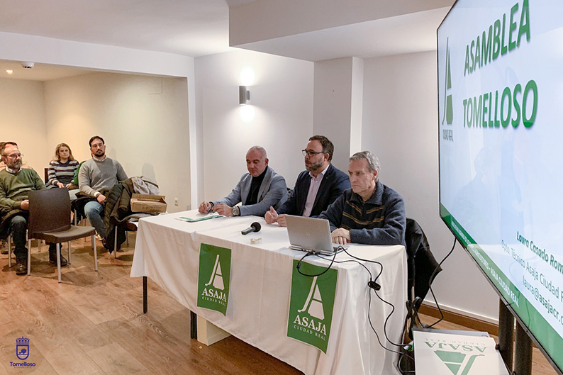Javier Navarro reafirma su compromiso con el sector agrario en la asamblea informativa de ASAJA