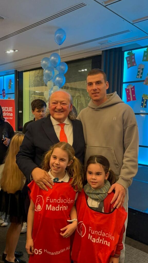 Andriy Lunin "para" la tristeza de la guerra: El portero del Real Madrid sorprende a 200 niños refugiados en la fiesta de San Nicolás de Fundación Madrina 1 lunin 2