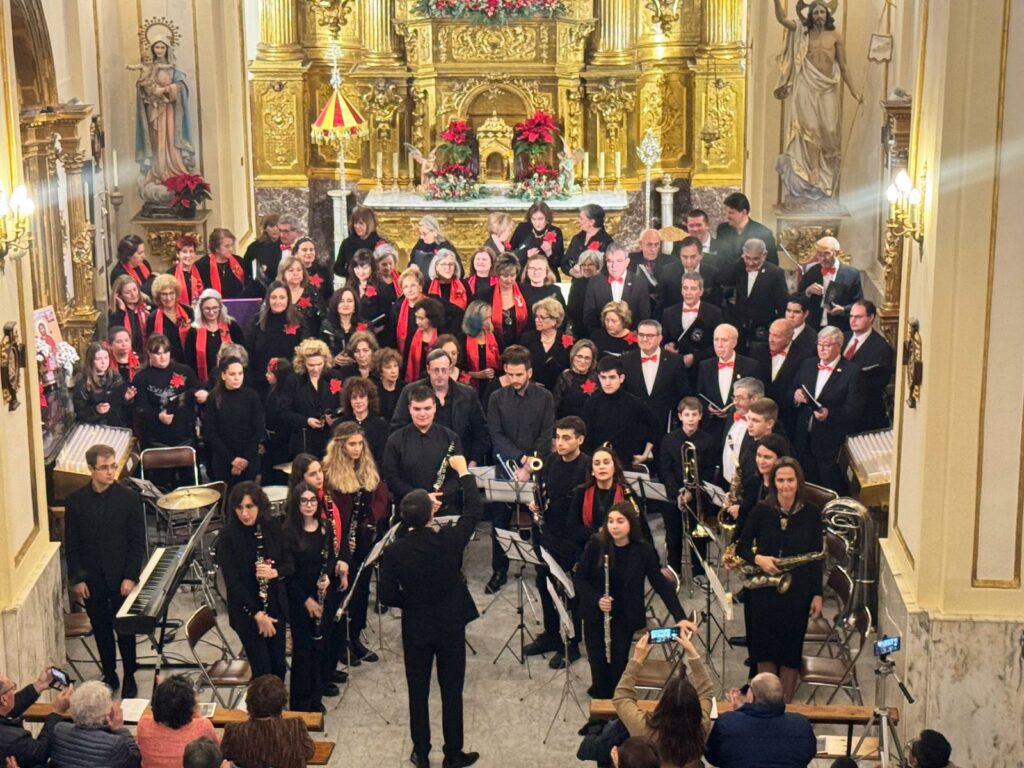 Lux Aeterna y la Coral de Urda unen sus voces y cierran el XVI Concierto de Navidad con un “Adeste Fideles” conjunto 4 luxaeterna urda 8