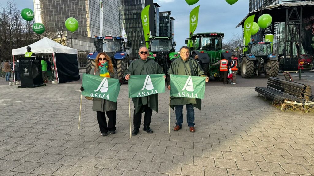 El campo español dice “basta” ante la UE: “No se nos puede pedir más sacrificios por menos” 10 manifestacion bruselas asaja 01
