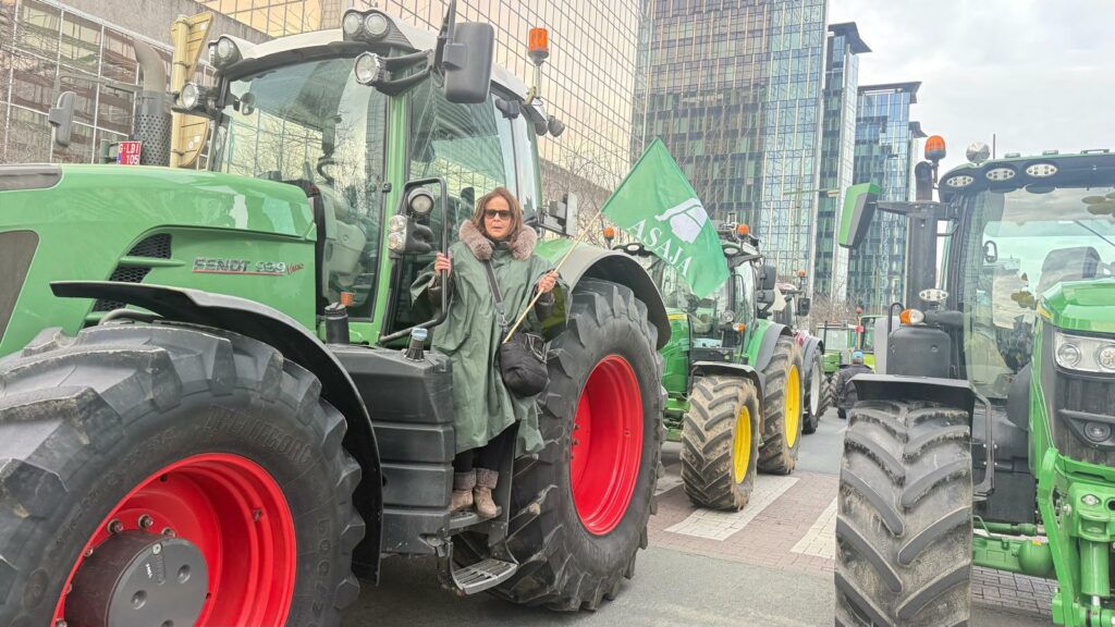 El campo español dice “basta” ante la UE: “No se nos puede pedir más sacrificios por menos” 12 manifestacion bruselas asaja 03