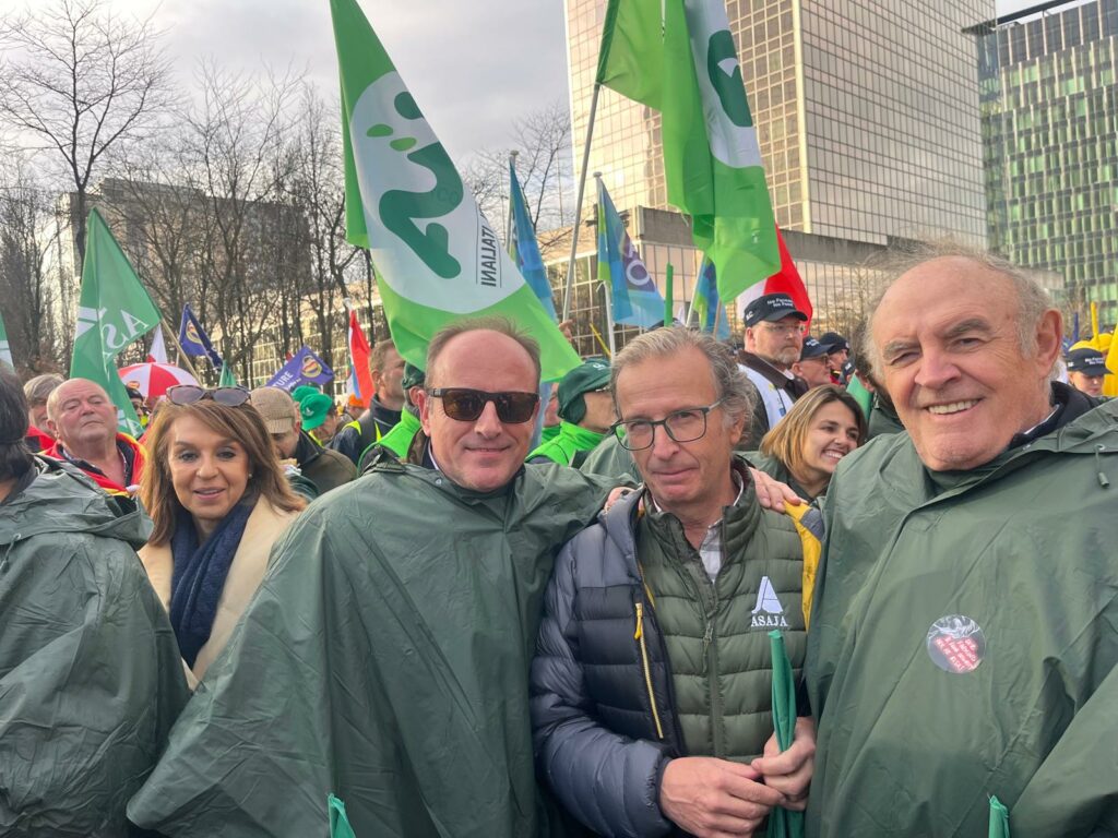 El campo español dice “basta” ante la UE: “No se nos puede pedir más sacrificios por menos” 15 manifestacion bruselas asaja 06