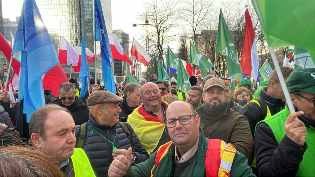 El campo español dice “basta” ante la UE: “No se nos puede pedir más sacrificios por menos” 16 manifestacion bruselas asaja 07