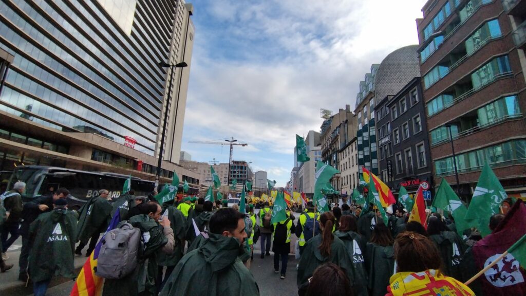 El campo español dice “basta” ante la UE: “No se nos puede pedir más sacrificios por menos” 17 manifestacion bruselas asaja 08