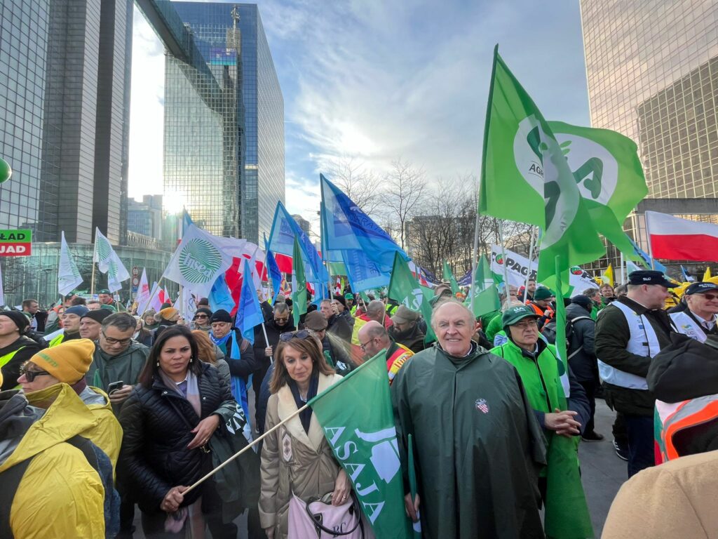 El campo español dice “basta” ante la UE: “No se nos puede pedir más sacrificios por menos” 18 manifestacion bruselas asaja 09