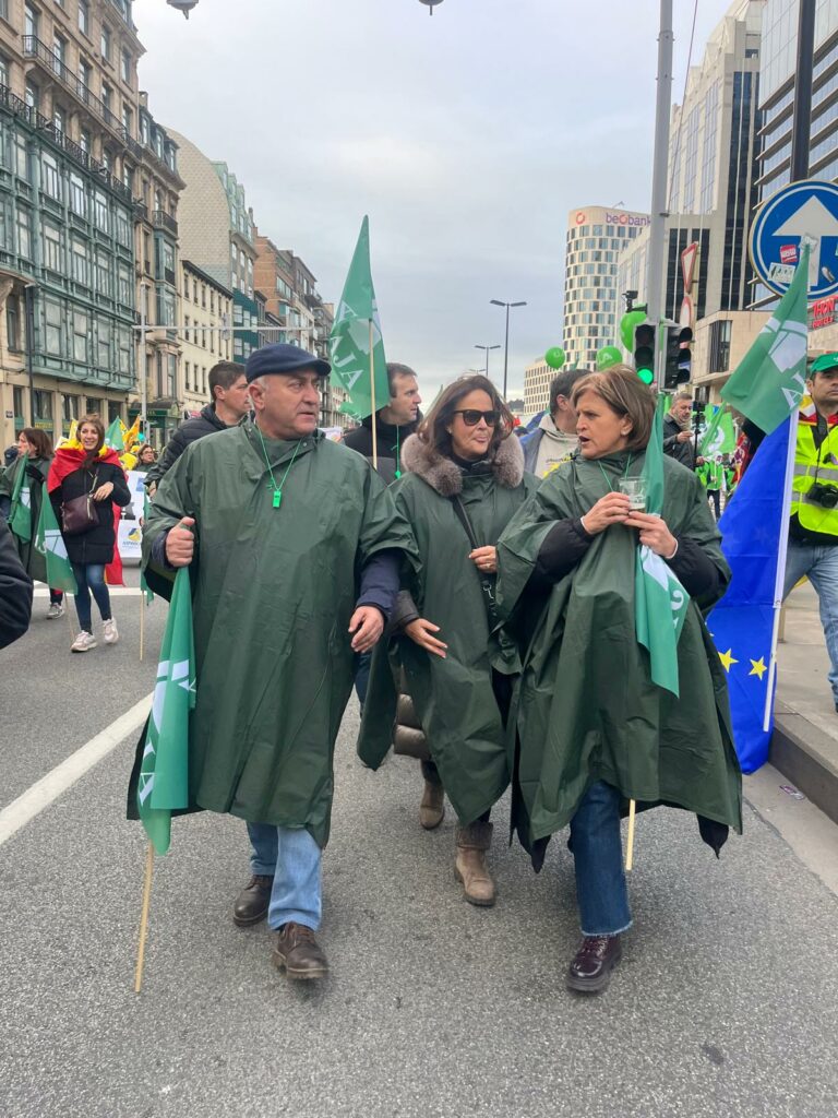 El campo español dice “basta” ante la UE: “No se nos puede pedir más sacrificios por menos” 20 manifestacion bruselas asaja 11