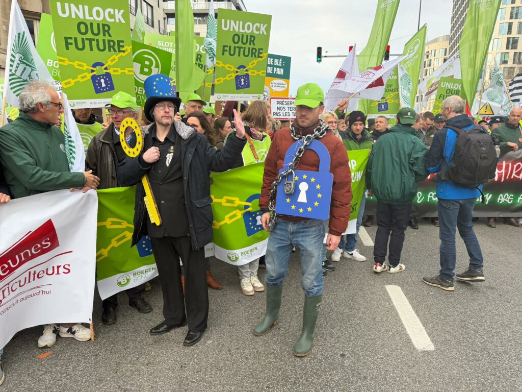 El campo español dice “basta” ante la UE: “No se nos puede pedir más sacrificios por menos” 21 manifestacion bruselas asaja 12