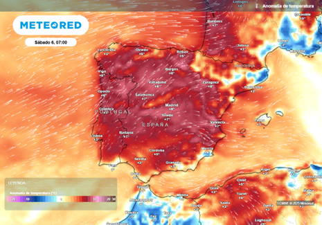 España vivirá a partir de mañana un episodio de temperaturas anormalmente altas para la época del año debido a la llegada de una masa de aire cálido que favorecerá un tiempo más estable en gran parte del país. Los termómetros experimentarán un ascenso notable y en algunas capitales podrían alcanzarse hasta los 24 ºC en pleno mes de diciembre. Análisis de Samuel Biener, climatólogo de Meteored (Tiempo.com) ________________________________________ Una masa de aire subtropical muy suave para las fechas se extenderá sobre España desde este sábado y, previsiblemente, hasta el próximo miércoles, aunque todavía existe cierta incertidumbre sobre cuándo finalizará este episodio. Durante la jornada del sábado aún se esperan precipitaciones en Galicia, Andalucía, Extremadura, Castilla la Mancha, Castilla y León, la sierra de Madrid y la vertiente cantábrica, con lluvias que podrían ser localmente intensas en las dos primeras comunidades. Entre el domingo y el lunes, las lluvias quedarán restringidas principalmente al oeste de Galicia, aunque no se descartan precipitaciones aisladas en la Cordillera Cantábrica, Castilla y León y el Sistema Central. De cumplirse el escenario previsto por el modelo europeo, el martes estará marcado por la estabilidad, con la posible llegada de un frente a Galicia a últimas horas. El repunte térmico elevará notablemente la cota de nieve, mientras que las nieblas ganarán protagonismo en el interior peninsular y, de forma más puntual, en zonas costeras. En algunos lugares podrían ser densas y persistentes, lo que podría dificultar los desplazamientos por carretera durante el puente. Temperaturas de plena primavera a orillas del Mediterráneo Las temperaturas diurnas superarán los 20 ºC en varias provincias en las siguientes jornadas. Entre el sábado y el domingo, las máximas podrán alcanzar localmente los 23-24 ºC en capitales peninsulares como Alicante, Murcia y Valencia, valores más típicos de plena primavera.. En Almería, Castellón y Málaga se quedarán en torno a los 22 ºC, y tocarán los 20-21 ºC en Badajoz, Barcelona, Gerona, Palma, Tarragona y Zaragoza. En ciudades del norte como A Coruña, Bilbao, Orense, Oviedo, San Sebastián o Santander, se moverán entre los 19-20 ºC. En zonas bajas de Canarias, las temperaturas oscilarán entre 20 y 25 ºC durante el puente, con cielos turbios debido a la llegada de polvo sahariano. Este ambiente primaveral en pleno diciembre provocará, además, que se funda bastante nieve de las sierras. Los vientos nocturnos asociados a la advección subtropical elevarán las temperaturas, situándose entre 5 y 10 ºC por encima de la media y prácticamente acabando con las heladas en el interior. A partir del martes, se espera un descenso progresivo de las temperaturas de oeste a este, aunque aún con cierta incertidumbre.