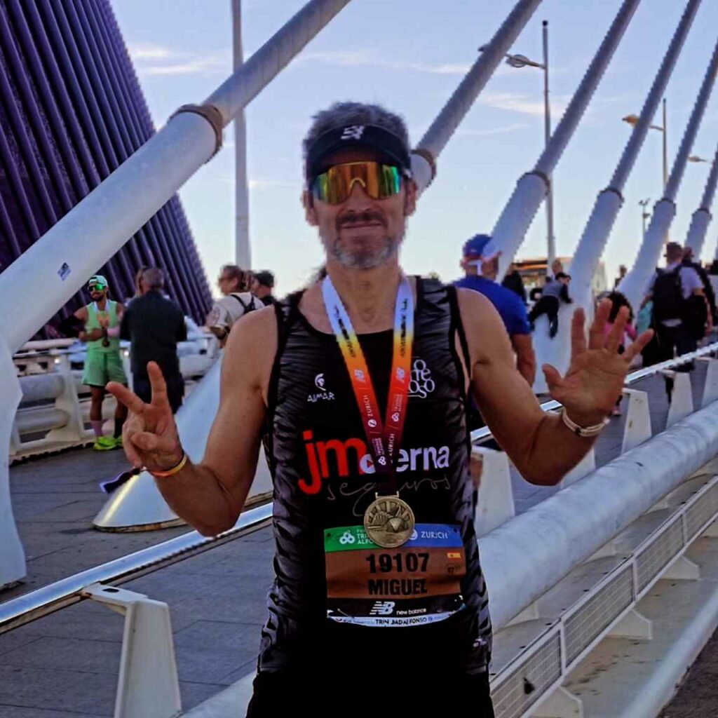 Del sacrificio al disfrute: Miguel Carlos González del JM Serna Seguros completa su 13º maratón y conquista de nuevo Valencia