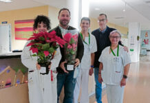 Navarro visita a los pacientes del Hospital de Tomelloso con motivo de las fiestas navideñas